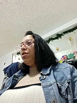 Snapshot of Caroline-17 chatting on 3, 12, 2025 Caroline-17 online show from 3, 12, 2025