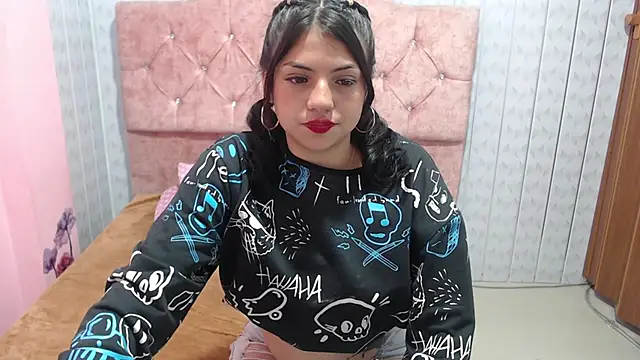 Snapshot of Victoria_Alvarez chatting on 3, 11, 2025 Victoria Alvarez online show from 3, 11, 2025