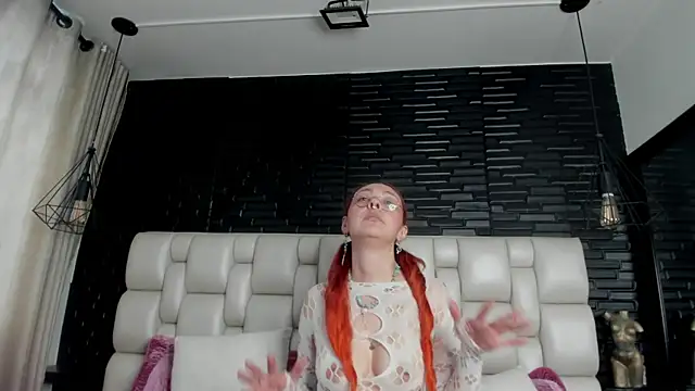 Snapshot of EmilyyRed chatting on 25, 10, 2025 EmilyyRed online show from 25, 10, 2025