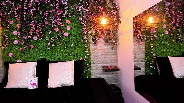 Snapshot of EmilyyRed chatting on 8, 11, 2025 EmilyyRed online show from 8, 11, 2025