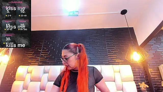 Snapshot of EmilyyRed chatting on 14, 11, 2025 EmilyyRed online show from 14, 11, 2025