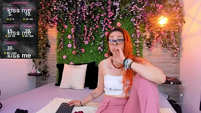 Snapshot of EmilyyRed chatting on 17, 11, 2025 EmilyyRed online show from 17, 11, 2025