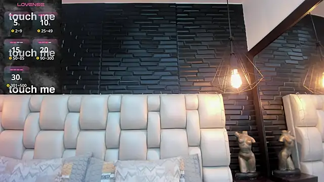 Snapshot of EmilyyRed chatting on 16, 12, 2025 EmilyyRed online show from 16, 12, 2025