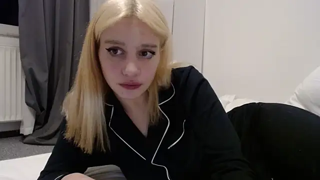 Snapshot of bellefleurrr chatting on 15, 12, 2025 bellefleurrr online show from 15, 12, 2025