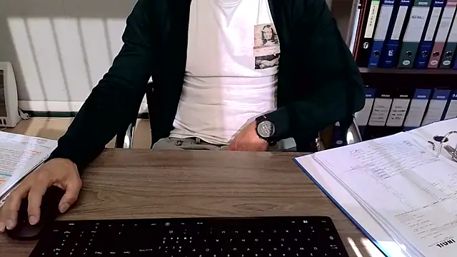 Snapshot of Evasionee chatting on 12, 11, 2025 Evasionee online show from 12, 11, 2025