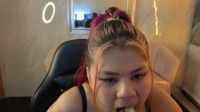 Snapshot of Little_cherry_b chatting on 12, 11, 2025 Little cherry b online show from 12, 11, 2025