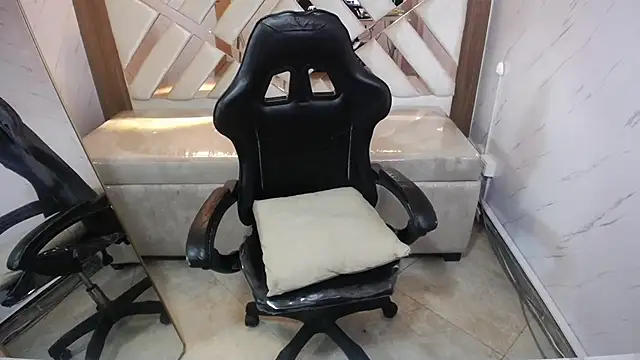 Snapshot of Little_cherry_b chatting on 4, 12, 2025 Little cherry b online show from 4, 12, 2025