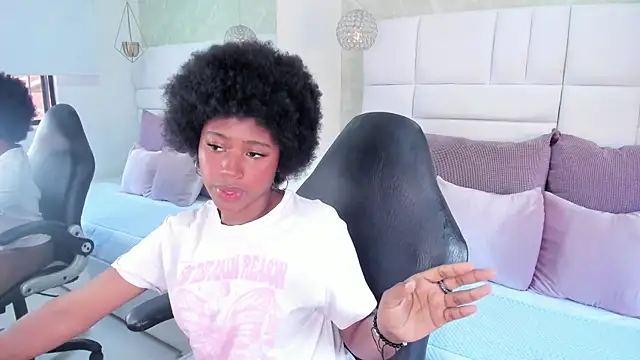 Snapshot of violeta_ruizz chatting on 18, 11, 2025 violeta ruizz online show from 18, 11, 2025