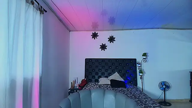 Snapshot of GiannaRoberts chatting on 4, 11, 2025 GiannaRoberts online show from 4, 11, 2025