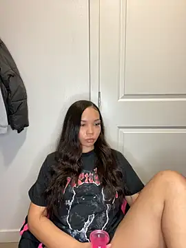 Snapshot of nikkiloveee chatting on 26, 11, 2025 nikkiloveee online show from 26, 11, 2025