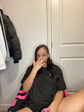 Snapshot of nikkiloveee chatting on 3, 12, 2025 nikkiloveee online show from 3, 12, 2025