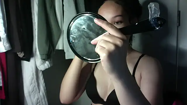 Snapshot of nikkiloveee chatting on 15, 12, 2025 nikkiloveee online show from 15, 12, 2025