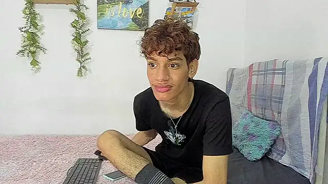 Snapshot of Augustvalen chatting on 5, 11, 2025 Augustvalen online show from 5, 11, 2025