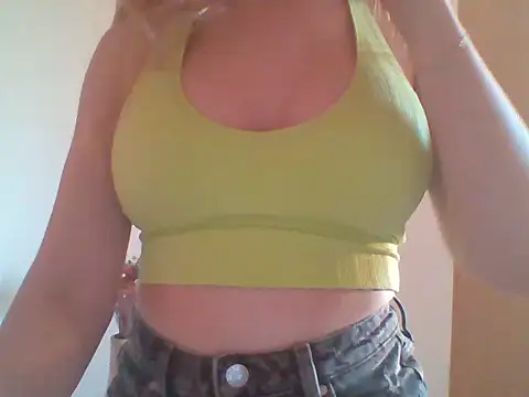 Snapshot of CandyBeeZZ chatting on 27, 10, 2025 CandyBeeZZ online show from 27, 10, 2025