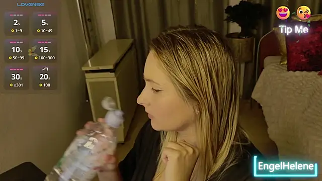 Snapshot of EngelHelene chatting on 6, 11, 2025 EngelHelene online show from 6, 11, 2025