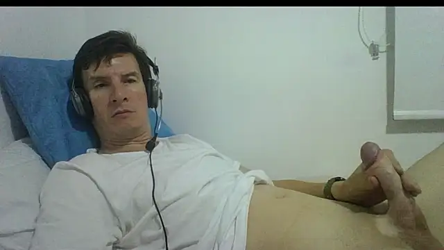 Snapshot of carliesexyman chatting on 25, 11, 2025 carliesexyman online show from 25, 11, 2025