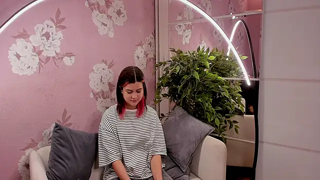 Snapshot of SharieTenuta chatting on 1, 11, 2025 SharieTenuta online show from 1, 11, 2025