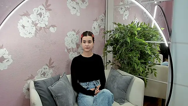 Snapshot of SharieTenuta chatting on 3, 11, 2025 SharieTenuta online show from 3, 11, 2025