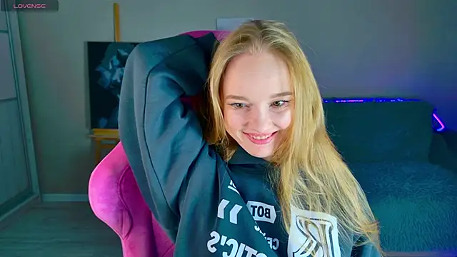 Snapshot of Shawty_Mia chatting on 5, 12, 2025 Shawty Mia online show from 5, 12, 2025