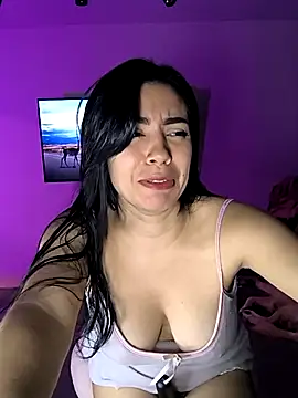 Snapshot of Sara-215 chatting on 5, 12, 2025 Sara-215 online show from 5, 12, 2025