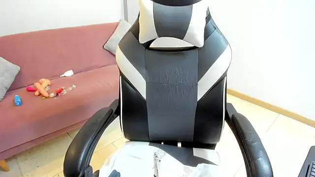 Snapshot of Julietta01 chatting on 8, 11, 2025 Julietta01 online show from 8, 11, 2025