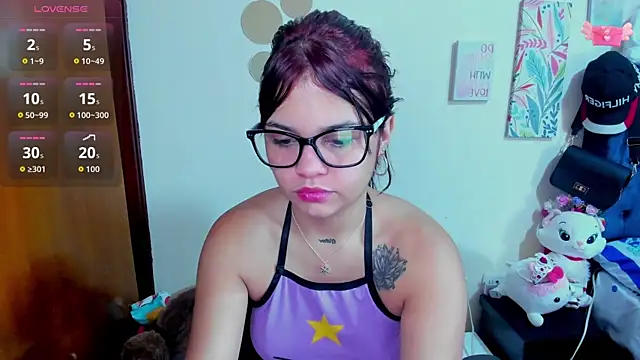 Snapshot of Emma_boo chatting on 11, 11, 2025 Emma boo online show from 11, 11, 2025