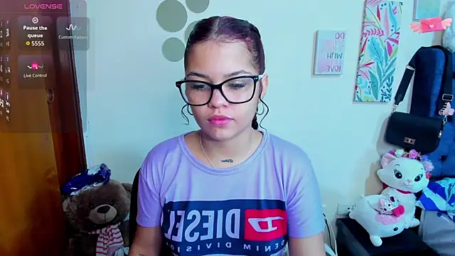 Snapshot of Emma_boo chatting on 18, 11, 2025 Emma boo online show from 18, 11, 2025