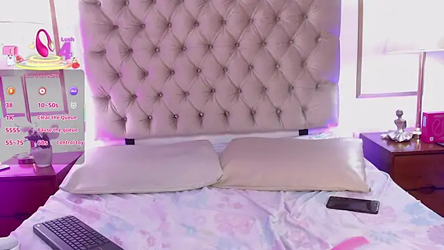 Snapshot of ViolettConnor-x chatting on 13, 11, 2025 ViolettConnor-x online show from 13, 11, 2025