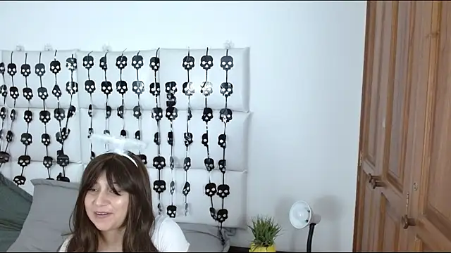 Snapshot of Caroline_belle chatting on 1, 11, 2025 Caroline belle online show from 1, 11, 2025