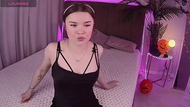 Snapshot of Alice_Bloome chatting on 2, 11, 2025 Alice Bloome online show from 2, 11, 2025