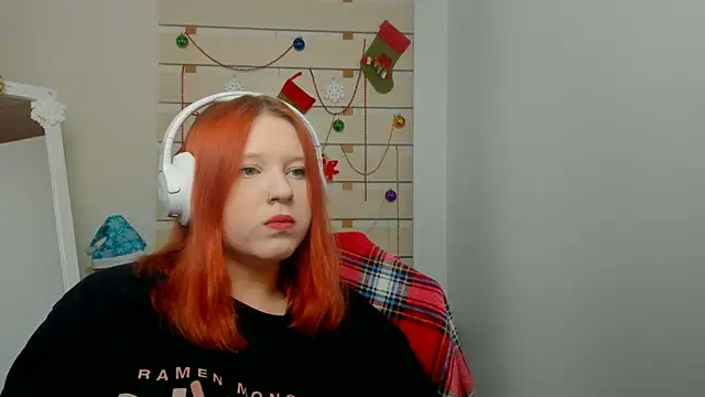 Snapshot of FoxPlayXX chatting on 4, 12, 2025 FoxPlayXX online show from 4, 12, 2025