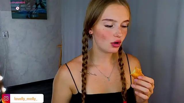 Snapshot of Lovelly_molly1 chatting on 6, 11, 2025 Lovelly molly1 online show from 6, 11, 2025
