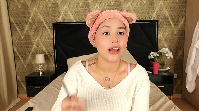 Snapshot of ZoeBella chatting on 8, 11, 2025 ZoeBella online show from 8, 11, 2025