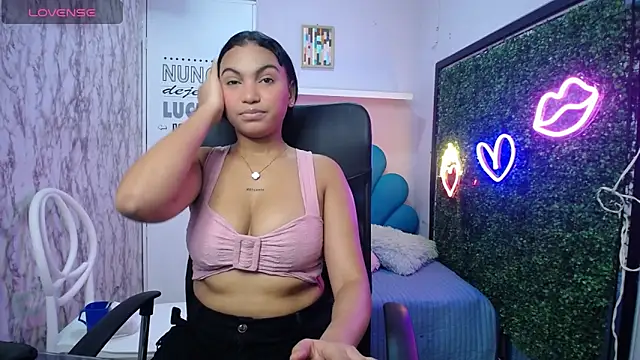 Snapshot of valeria_martinez19 chatting on 21, 11, 2025 valeria martinez19 online show from 21, 11, 2025