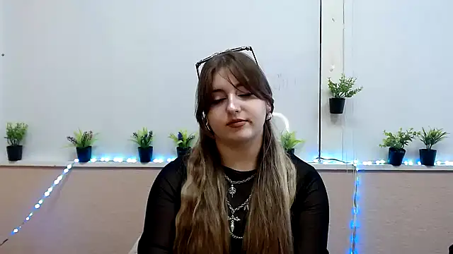 Snapshot of Dance__Queen chatting on 3, 11, 2025 Dance  Queen online show from 3, 11, 2025