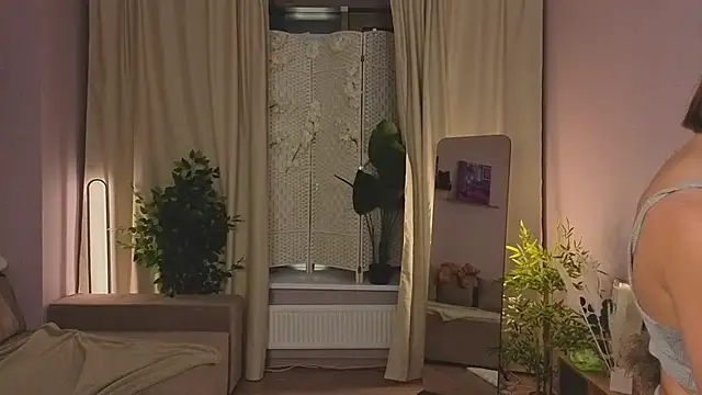 Snapshot of LouiseCollins chatting on 5, 11, 2025 LouiseCollins online show from 5, 11, 2025