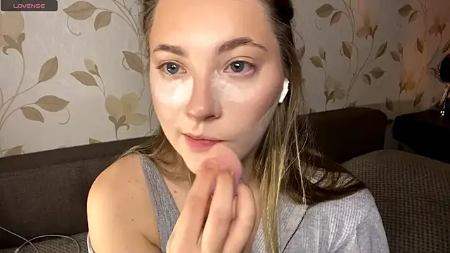 Snapshot of OrethaEredia chatting on 2, 12, 2025 OrethaEredia online show from 2, 12, 2025