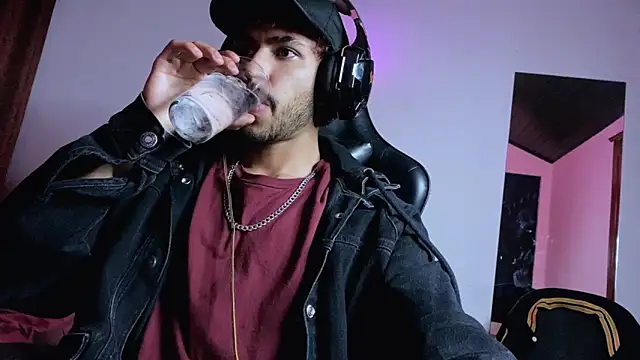 Snapshot of 3v1l chatting on 8, 11, 2025 3v1l online show from 8, 11, 2025