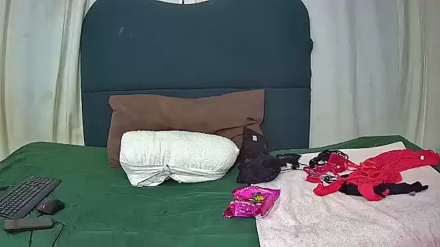 Snapshot of Squirt_bitchxxx chatting on 9, 11, 2025 Squirt bitchxxx online show from 9, 11, 2025