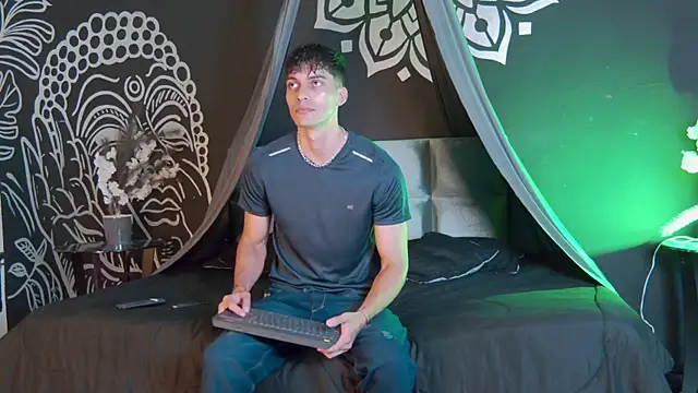 Snapshot of AlessioVitale chatting on 8, 11, 2025 AlessioVitale online show from 8, 11, 2025