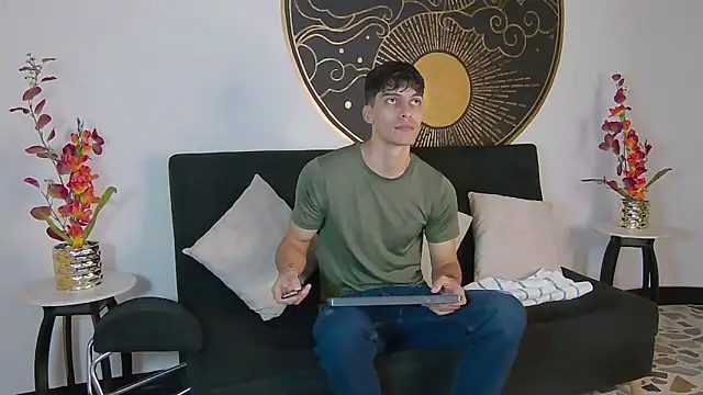 Snapshot of AlessioVitale chatting on 12, 11, 2025 AlessioVitale online show from 12, 11, 2025