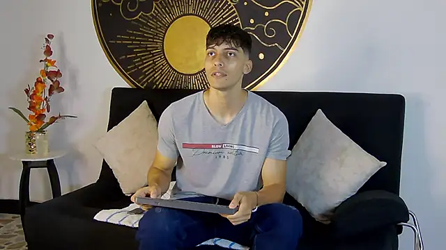 Snapshot of AlessioVitale chatting on 14, 11, 2025 AlessioVitale online show from 14, 11, 2025