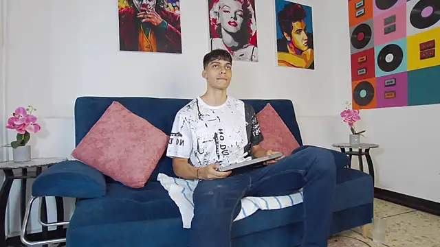 Snapshot of AlessioVitale chatting on 18, 11, 2025 AlessioVitale online show from 18, 11, 2025