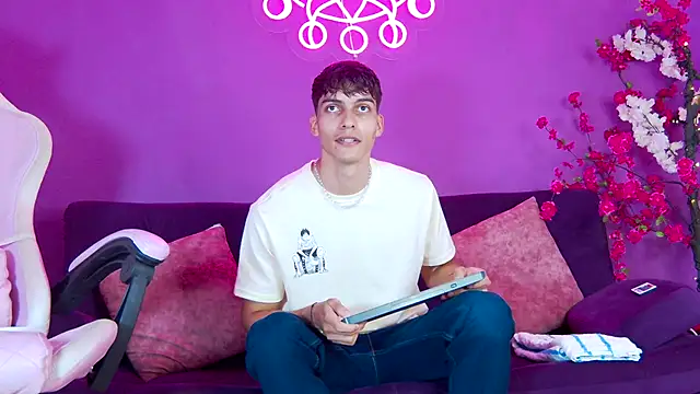 Snapshot of AlessioVitale chatting on 24, 11, 2025 AlessioVitale online show from 24, 11, 2025