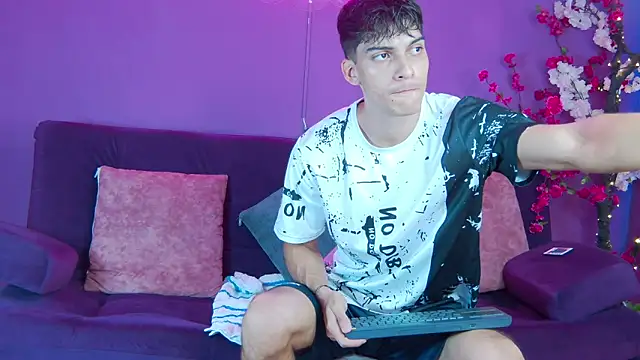 Snapshot of AlessioVitale chatting on 25, 11, 2025 AlessioVitale online show from 25, 11, 2025