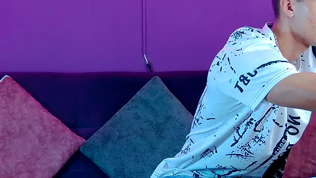 Snapshot of AlessioVitale chatting on 30, 11, 2025 AlessioVitale online show from 30, 11, 2025