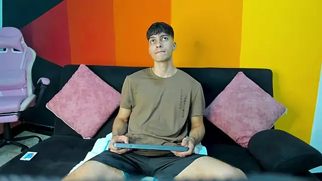 Snapshot of AlessioVitale chatting on 4, 12, 2025 AlessioVitale online show from 4, 12, 2025