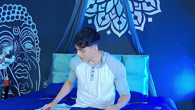 Snapshot of AlessioVitale chatting on 15, 12, 2025 AlessioVitale online show from 15, 12, 2025