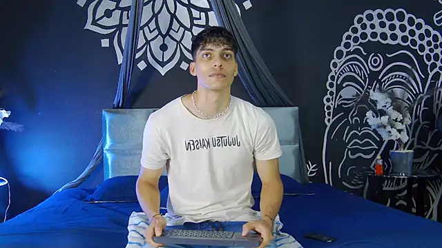 Snapshot of AlessioVitale chatting on 16, 12, 2025 AlessioVitale online show from 16, 12, 2025