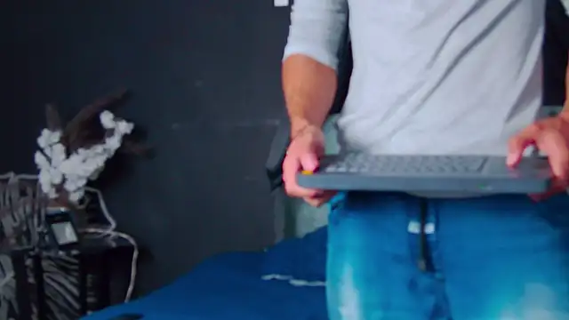 Snapshot of AlessioVitale chatting on 19, 12, 2025 AlessioVitale online show from 19, 12, 2025